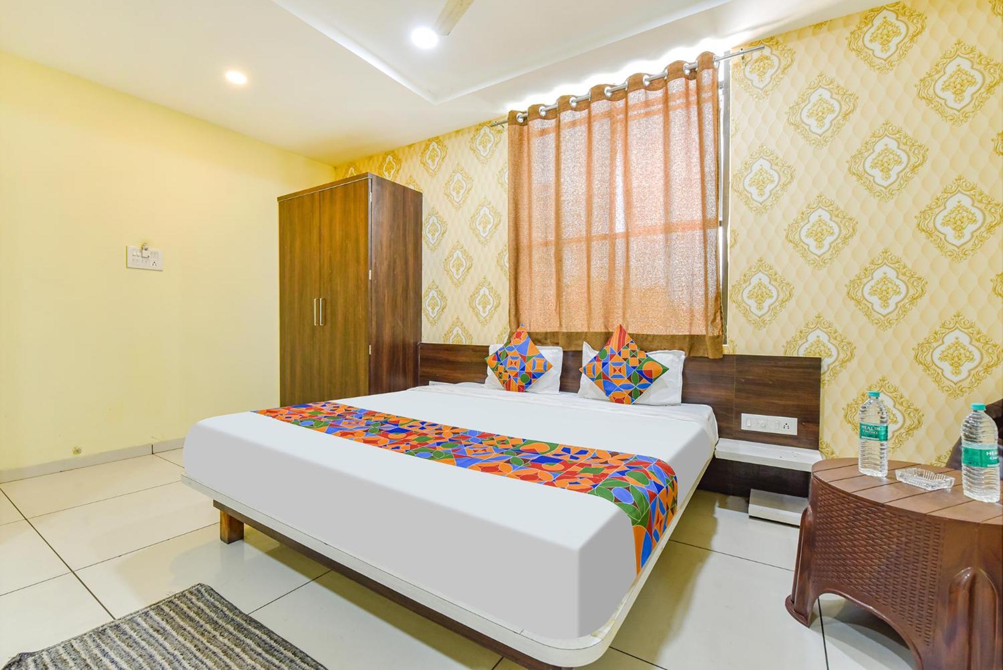 Fabexpress A2 And Restro Hotel Indaur Kültér fotó