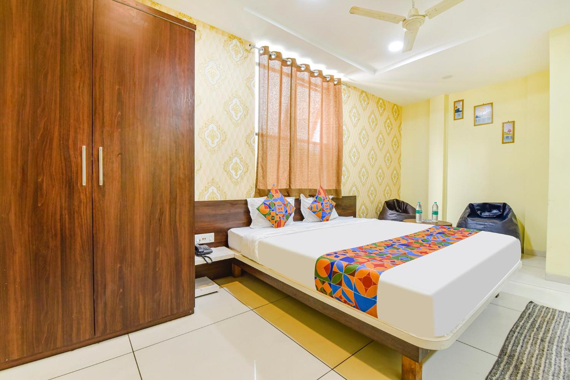 Fabexpress A2 And Restro Hotel Indaur Kültér fotó