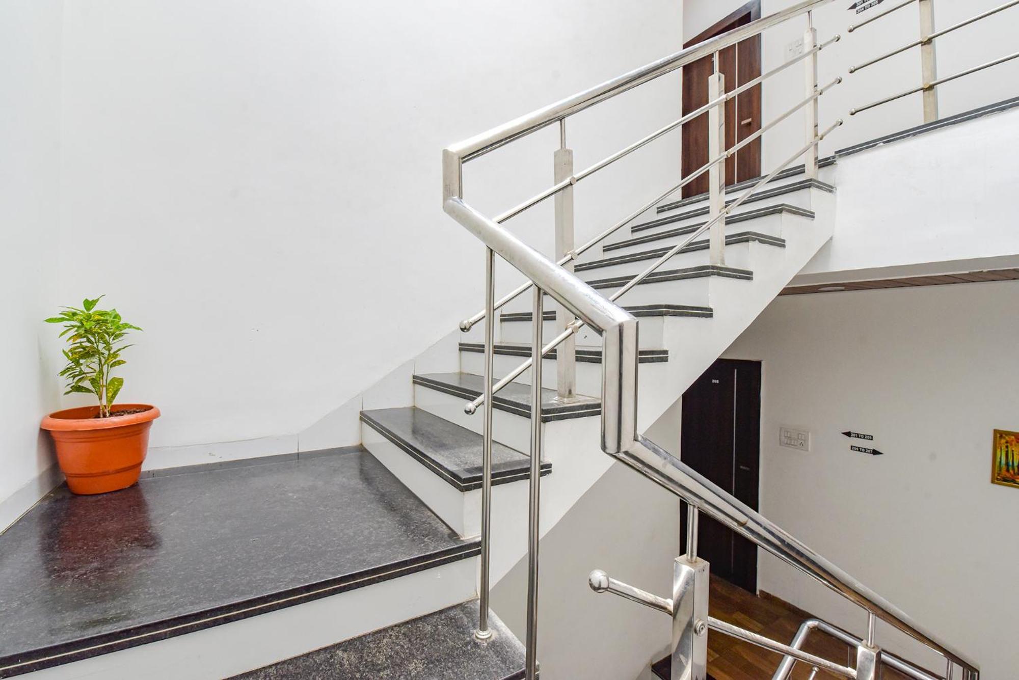 Fabexpress A2 And Restro Hotel Indaur Kültér fotó